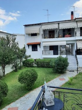 Vila Lenas Garden thumbnail 2