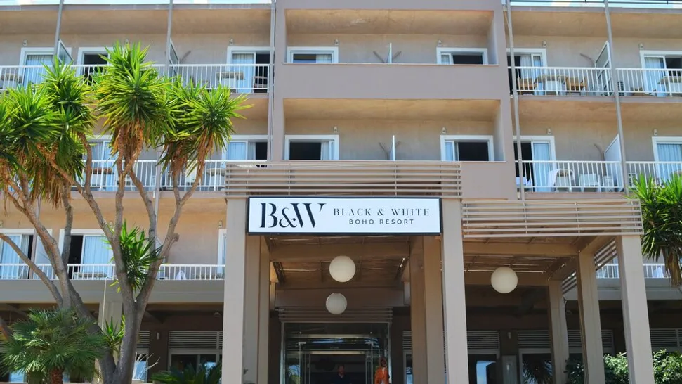 Black & White Boho Resort - 4
