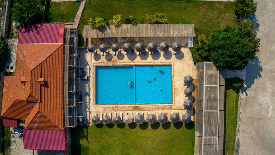 Black & White Boho Resort - 5