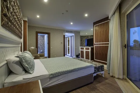 Kraljevski apartman sa hidromasažnom kadom, delimičan pogled na more