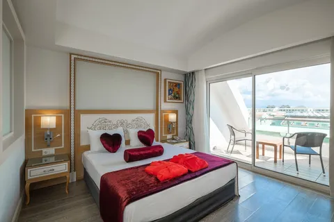Apartman za mladence, hidromasažna kada, delimičan pogled na more