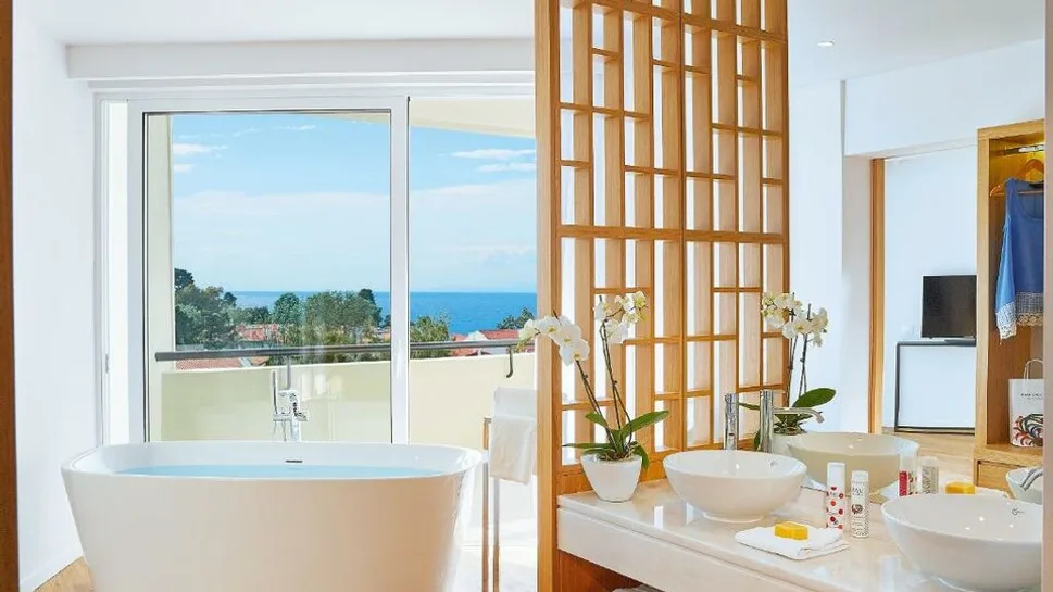 Junior suite side sea view open plan bath