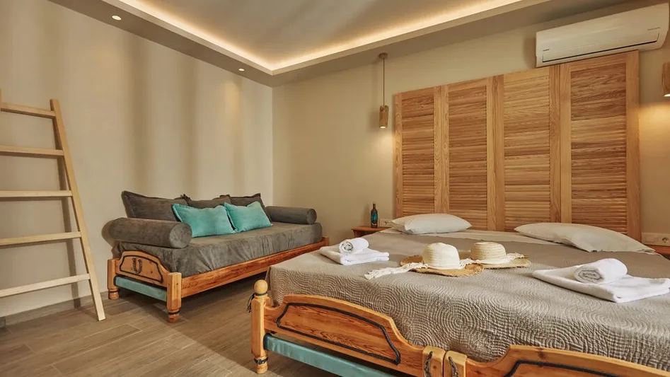 Superior "Art" Triple Room Parking View