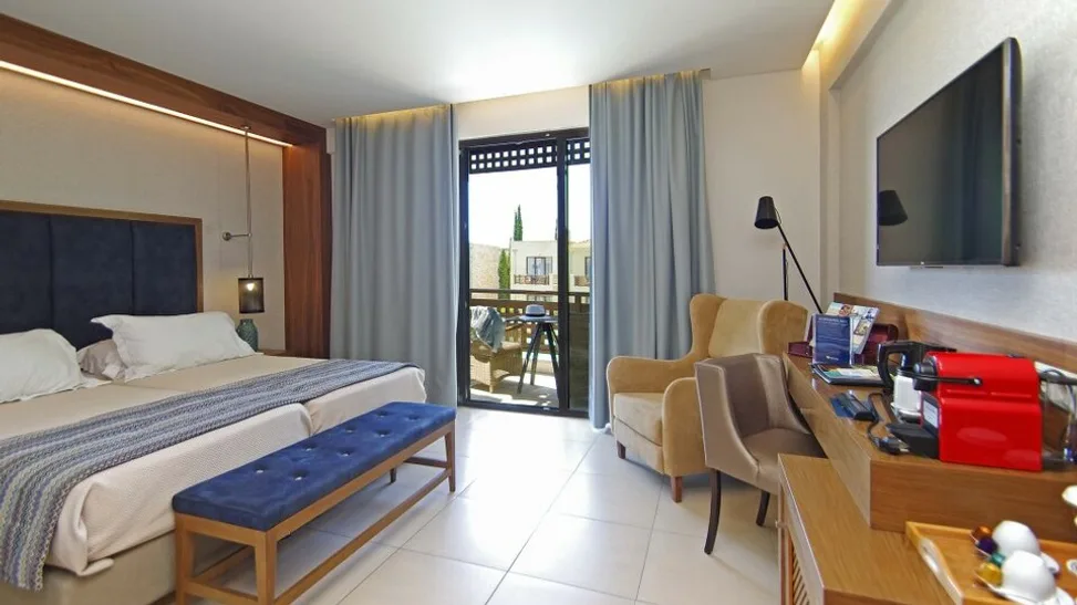 Executive room shared pool