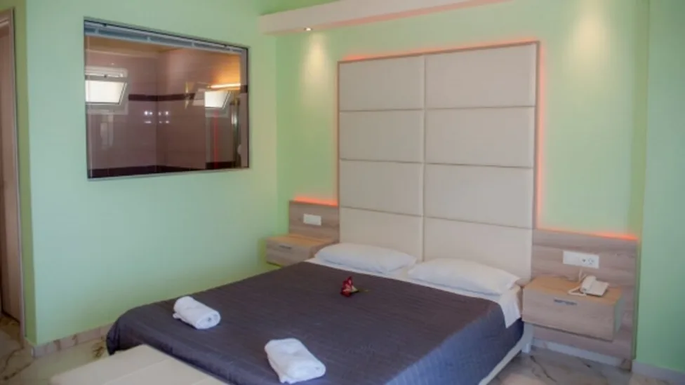 Junior Suite Sea View sharing pool