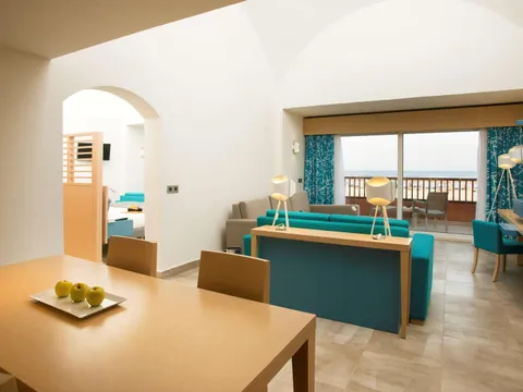 Deluks apartman sa bračnim krevetom i balkonom, uz more