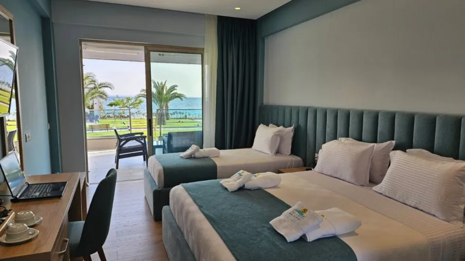 Deluxe Room Sharing Pool