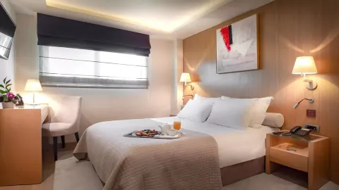 Cozy Room with Street View
