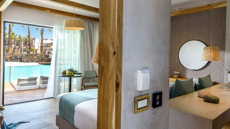 Premium Swim Up Room