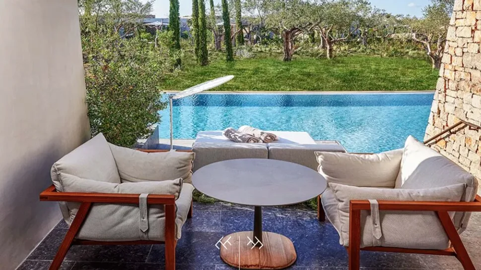 Fabulous Infinity Swim up Room